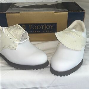 Vintage 90’s FootJoy Women’s Tan and White Golf Shoes size 6.5